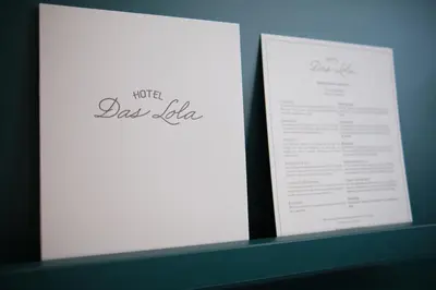 Ein Zertifikat, Auszeichnung, Logo oder anderes Dokument, das in der Unterkunft Hotel Das Lola ausgestellt ist
