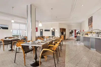 Küche/Küchenzeile in der Unterkunft Ramada by Wyndham Bottrop City