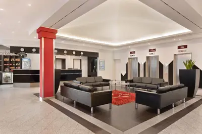 Ein Sitzbereich in der Unterkunft Ramada by Wyndham Bottrop City