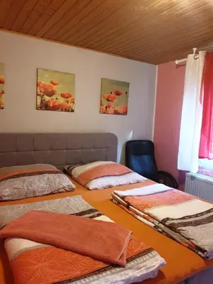 Ein Bett oder Betten in einem Zimmer der Unterkunft Ferienwohnungen lemberg