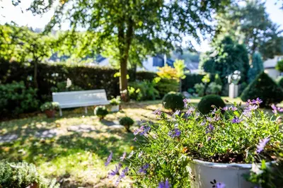 Ein Garten an der Unterkunft Romantik Hotel Neuhaus