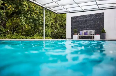 Der Swimmingpool an oder in der Nähe von Romantik Hotel Neuhaus