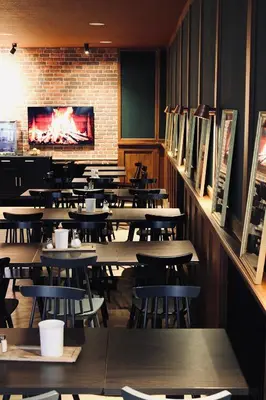 Ein Restaurant oder anderes Speiselokal in der Unterkunft Hotel Ambassador Essen
