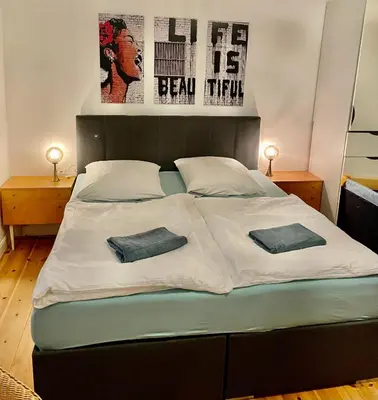 Ein Bett oder Betten in einem Zimmer der Unterkunft Nana-EG-80m2 sanierter Altbau-Parkplatz-kleiner Garten-WLAN-NETFLIX-2Zimmer-Küche-Dusche-Wanne-Waschmaschine