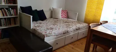 Ein Bett oder Betten in einem Zimmer der Unterkunft Nana-EG-80m2 sanierter Altbau-Parkplatz-kleiner Garten-WLAN-NETFLIX-2Zimmer-Küche-Dusche-Wanne-Waschmaschine