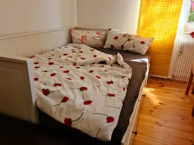 Ein Bett oder Betten in einem Zimmer der Unterkunft Nana-EG-80m2 sanierter Altbau-Parkplatz-kleiner Garten-WLAN-NETFLIX-2Zimmer-Küche-Dusche-Wanne-Waschmaschine