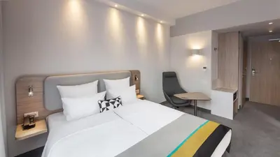 Ein Bett oder Betten in einem Zimmer der Unterkunft Holiday Inn Express Düsseldorf - Hauptbahnhof by IHG