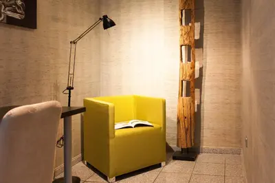 Ein Sitzbereich in der Unterkunft art Hotel Körschen