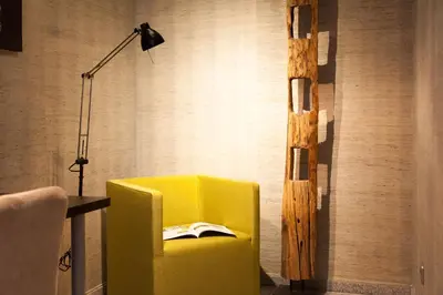 Ein Sitzbereich in der Unterkunft art Hotel Körschen