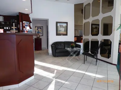 Ein Sitzbereich in der Unterkunft Astoria Hotel