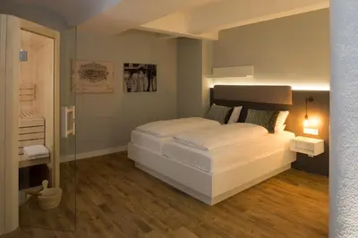 Ein Bett oder Betten in einem Zimmer der Unterkunft Weberei Bendix Hotel & Appartements