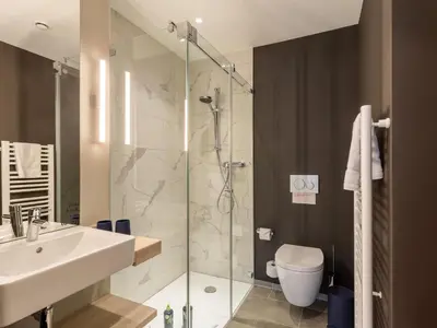 Ein Badezimmer in der Unterkunft Limehome Düsseldorf Stresemannstraße - Digital Access