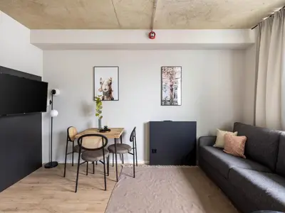 Ein Sitzbereich in der Unterkunft Limehome Düsseldorf Stresemannstraße - Digital Access