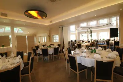 Ein Restaurant oder anderes Speiselokal in der Unterkunft Hotel-Restaurant Haus Waldesruh