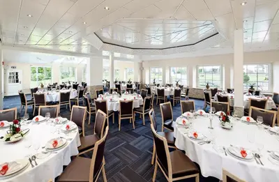 Ein Restaurant oder anderes Speiselokal in der Unterkunft Hotel-Restaurant Haus Waldesruh
