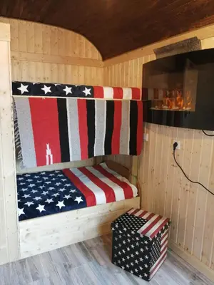 Ein Bett oder Betten in einem Zimmer der Unterkunft Schäferwagen Grünspecht