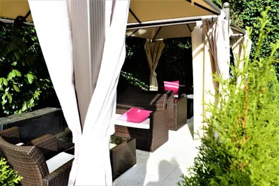 Ein Garten an der Unterkunft Ascot Hotel