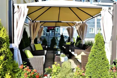 Ein Garten an der Unterkunft Ascot Hotel