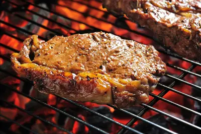Ein für Gäste verfügbarer Grill im Hotel