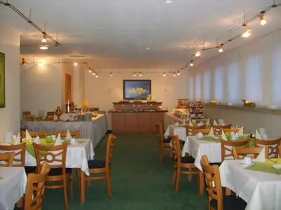 Ein Restaurant oder anderes Speiselokal in der Unterkunft City Hotel by celina