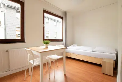Ein Bett oder Betten in einem Zimmer der Unterkunft Tolstov Apartments - 1 , 2 and 3 Room Monteur Apartments