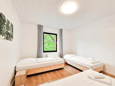 Ein Bett oder Betten in einem Zimmer der Unterkunft Tolstov Apartments - 1 , 2 and 3 Room Monteur Apartments
