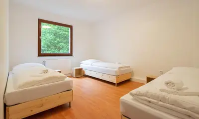 Ein Bett oder Betten in einem Zimmer der Unterkunft Tolstov Apartments - 1 , 2 and 3 Room Monteur Apartments