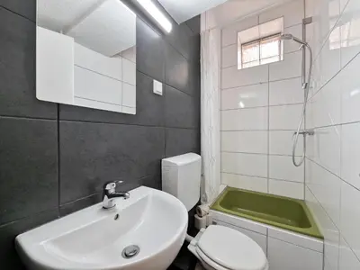 Ein Badezimmer in der Unterkunft Tolstov Apartments - 1 , 2 and 3 Room Monteur Apartments