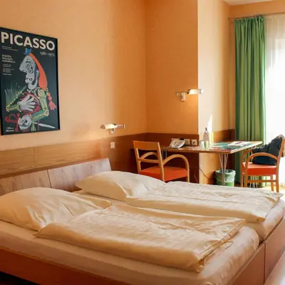 Ein Bett oder Betten in einem Zimmer der Unterkunft An der Persiluhr Stadt-gut-Hotel