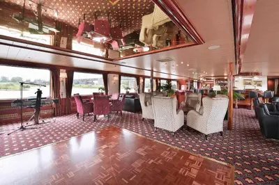 Ein Sitzbereich in der Unterkunft Fairtours Hotelschiff Rembrandt van Rijn