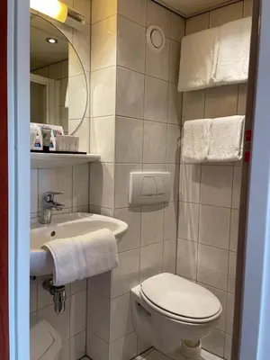 Ein Badezimmer in der Unterkunft Fairtours Hotelschiff Rembrandt van Rijn