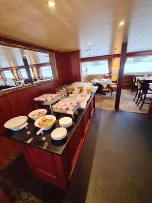 Essen auf dem Boot oder in der Nähe