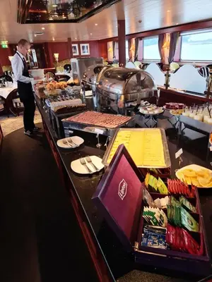 Essen auf dem Boot oder in der Nähe
