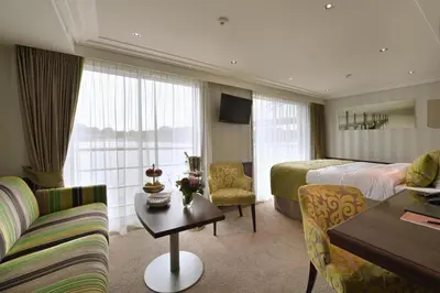 Ein Sitzbereich in der Unterkunft Fairtours Hotelschiff Rembrandt van Rijn