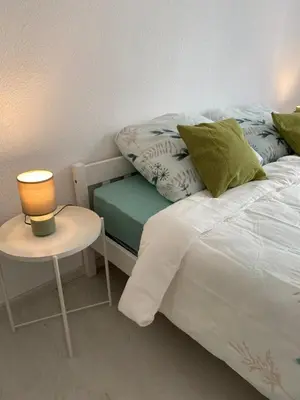 Ein Bett oder Betten in einem Zimmer der Unterkunft Grüne Oase neben Duisburg Hbf, 10 min von Düsseldorf Hbf