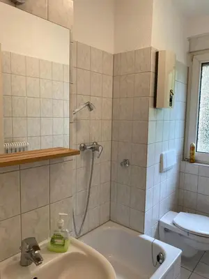 Ein Badezimmer in der Unterkunft Grüne Oase neben Duisburg Hbf, 10 min von Düsseldorf Hbf