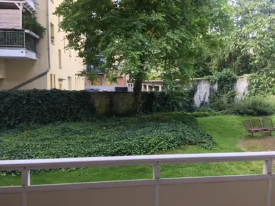 Ein Garten an der Unterkunft Grüne Oase neben Duisburg Hbf, 10 min von Düsseldorf Hbf