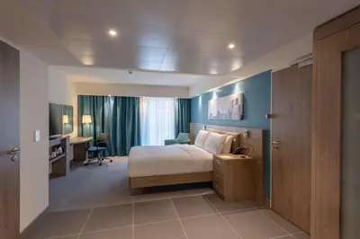 Ein Bett oder Betten in einem Zimmer der Unterkunft Hampton by Hilton Düsseldorf City Centre