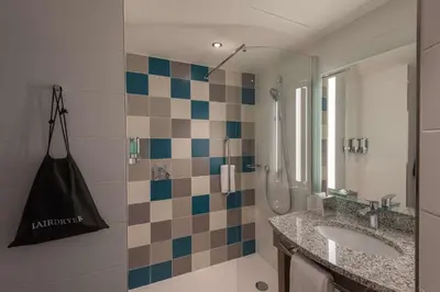Ein Badezimmer in der Unterkunft Hampton by Hilton Düsseldorf City Centre