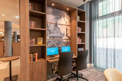 Die Bibliothek im Hotel
