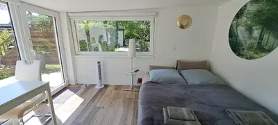 Ein Bett oder Betten in einem Zimmer der Unterkunft All-in-One Apartment mit eigener Sonnenterrasse im Garten
