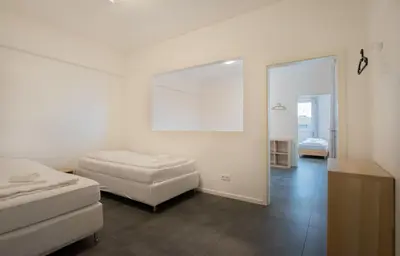 Ein Bett oder Betten in einem Zimmer der Unterkunft Tolstov Apartments - 250m2 Loft with 6 Rooms im Industriegebiet - 20 Min Messe DUS & Old Town DUS