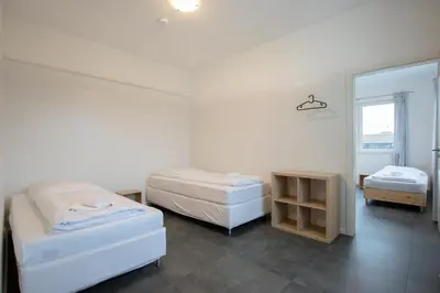 Ein Bett oder Betten in einem Zimmer der Unterkunft Tolstov Apartments - 250m2 Loft with 6 Rooms im Industriegebiet - 20 Min Messe DUS & Old Town DUS