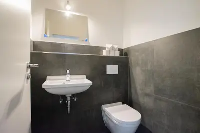 Ein Badezimmer in der Unterkunft Tolstov Apartments - 250m2 Loft with 6 Rooms im Industriegebiet - 20 Min Messe DUS & Old Town DUS