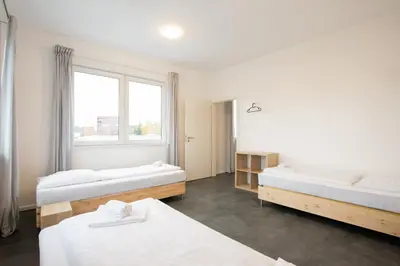 Ein Bett oder Betten in einem Zimmer der Unterkunft Tolstov Apartments - 250m2 Loft with 6 Rooms im Industriegebiet - 20 Min Messe DUS & Old Town DUS