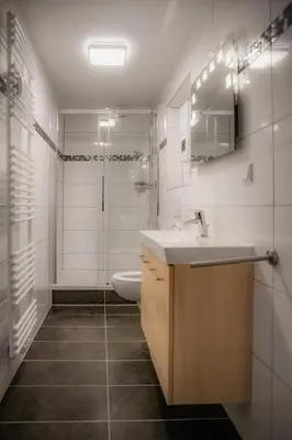 Ein Badezimmer in der Unterkunft Düsseldorfer Apartment am See