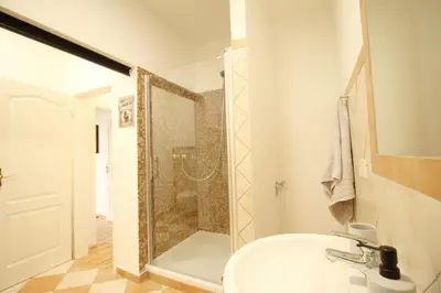 Ein Badezimmer in der Unterkunft zentrales NewYork-Designapartment mit 2 Betten nahe Messe l Flughafen