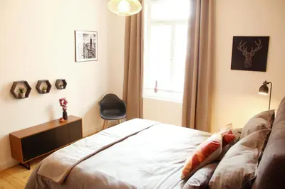 Ein Bett oder Betten in einem Zimmer der Unterkunft zentrales NewYork-Designapartment mit 2 Betten nahe Messe l Flughafen