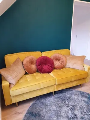 Ein Sitzbereich in der Unterkunft Melody Apartment mit E-Ladesäule und mobiler Klimaanlage