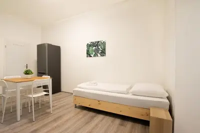 Ein Bett oder Betten in einem Zimmer der Unterkunft Tolstov Apartments - 1 or 3 Room Apartments - 20 Min Messe DUS and Old Town DUS